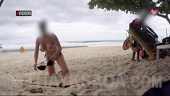 Depilando e fodendo a namorada na praia